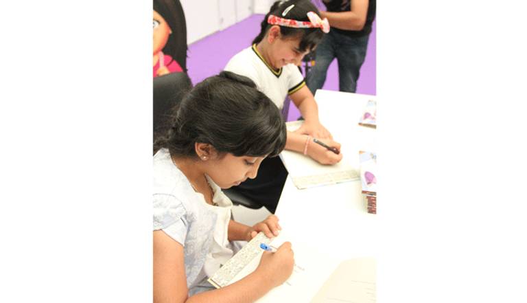 أطفال إماراتيون يوقعون قصصهم في مهرجان الشارقة القرائي للطفل