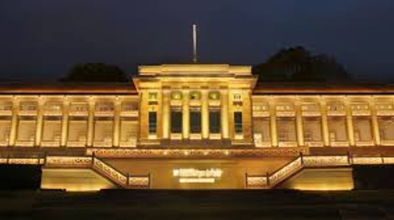 المتحف عرض تخفيضاً نسبته 50 % على كل موجودات متجر الهدايا