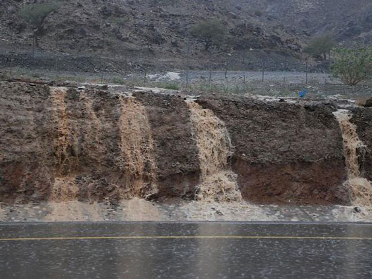 مناطق مختلفة شهدت سقوط أمطار غزيرة وحبات البرد