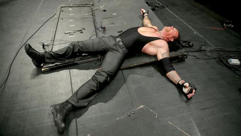 أندرتيكر يدخل الساحة