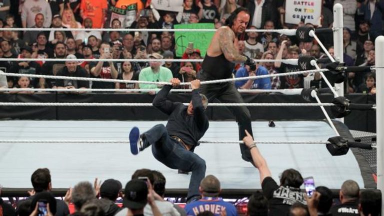 أندرتيكر يدخل الساحة