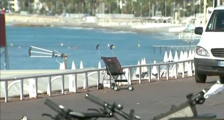 صورة عربة طفل لقى مصرعه في هجوم نيس