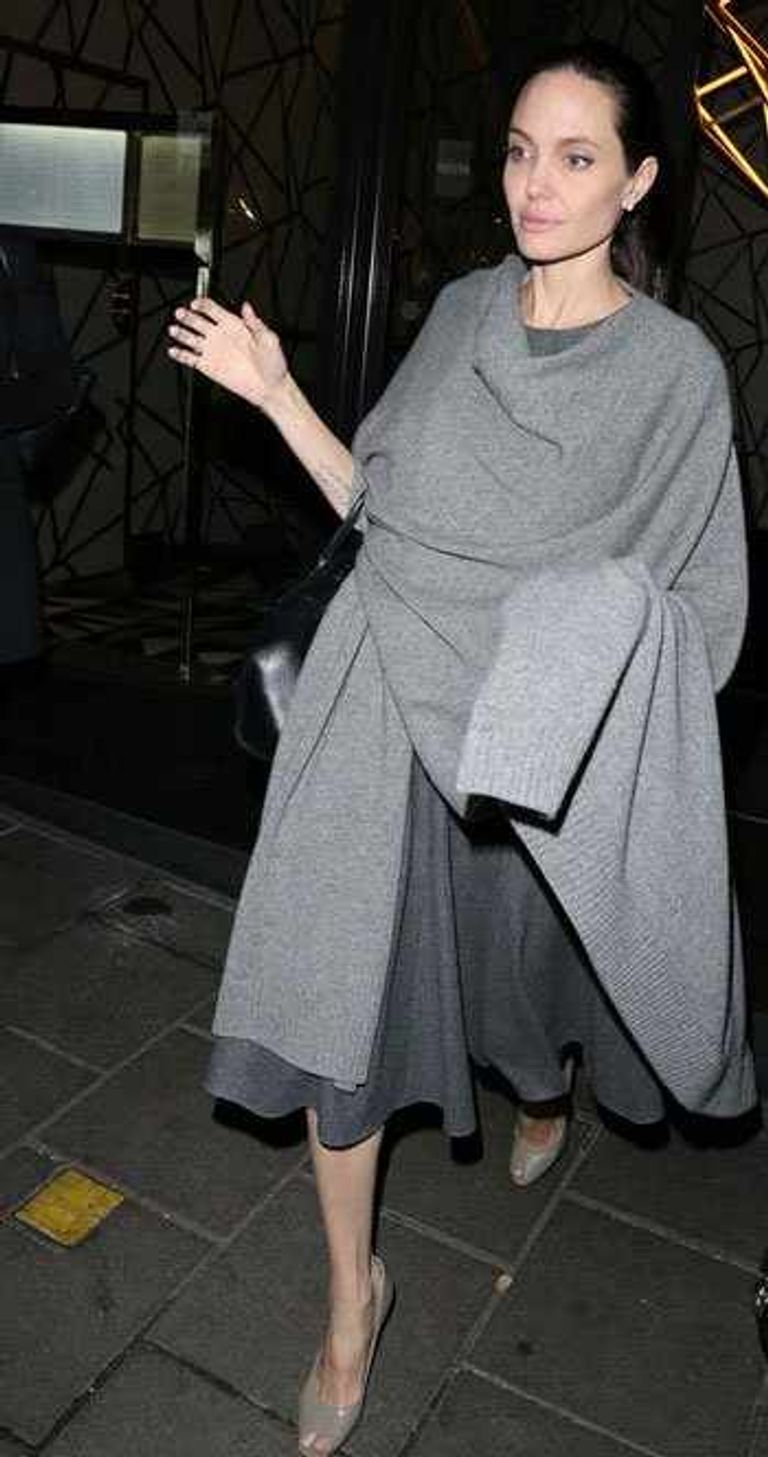 أنجلينا جولي تبدو شاحبة ولكن بصحة جيدة في لندن