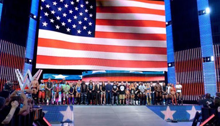 نجوم المصارعة الحرة العالمية في لقطة تذكارية