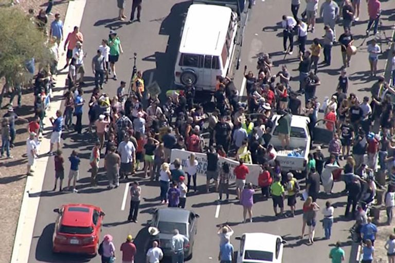 المتظاهرون يقطعون الطريق في ولاية اريزونا احتجاجا على ترامب