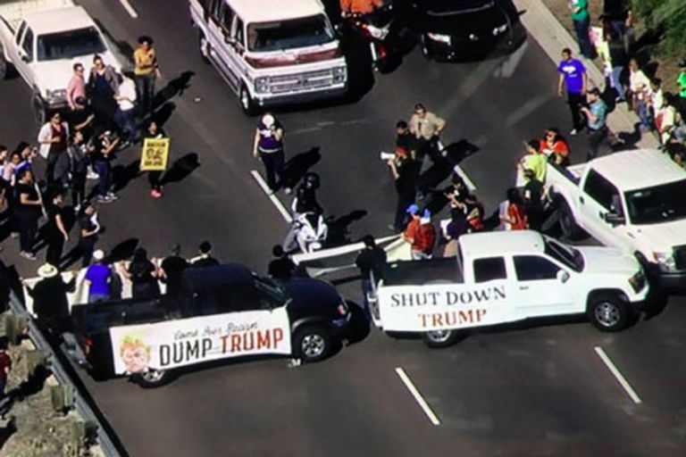 المتظاهرون يقطعون الطريق بالسيارات في أريزونا