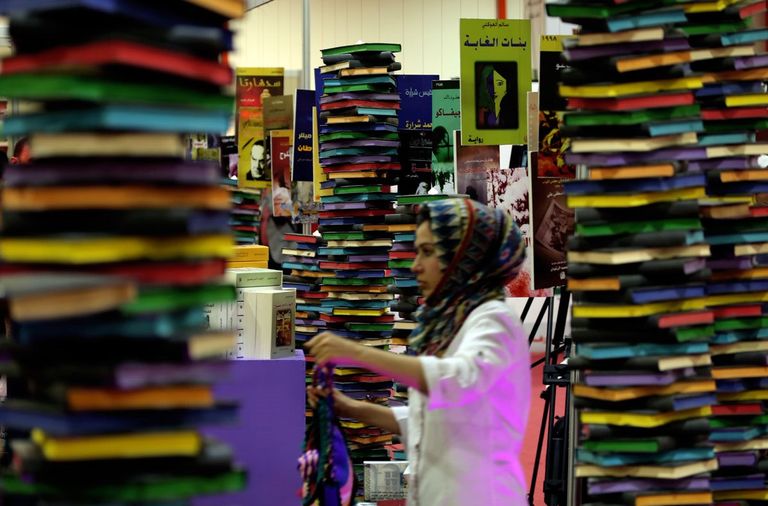 شرح ونصائح في أحد أجنحة معرض القاهرة للكتاب (تصوير: محمد حسام الدين)- وكالة الأنباء الأوروبية