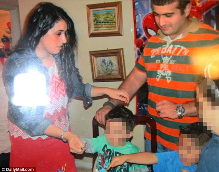 نور مع زوجها عمر متين منفذ هجوم أورلاندو أثناء عيد ميلاد ابنهما