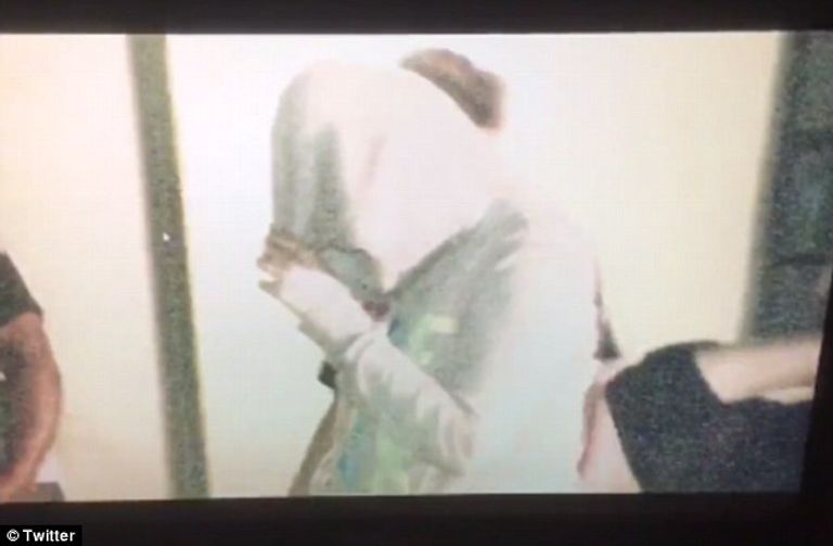 نور سلمان أثناء اسطحابها من قبل مكتب التحقيقات الفدرالي للاستجواب