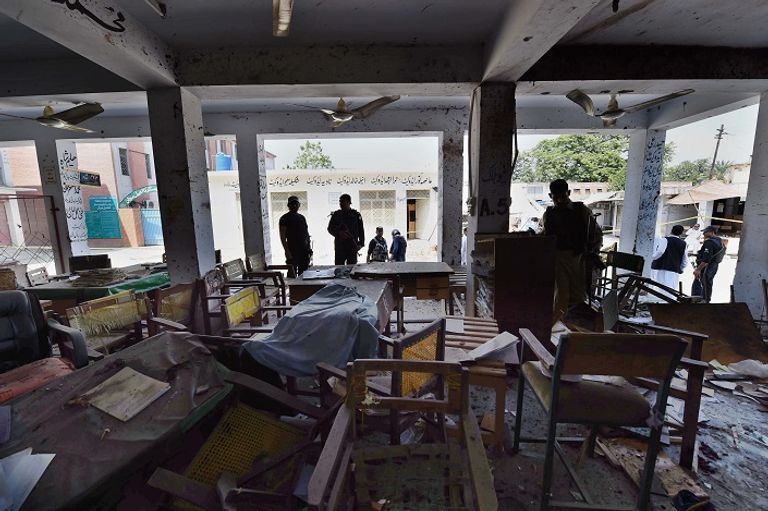 أثار الدمار ف يموقع الهجوم على محكمة مردان الباكستانية (ا ف ب)