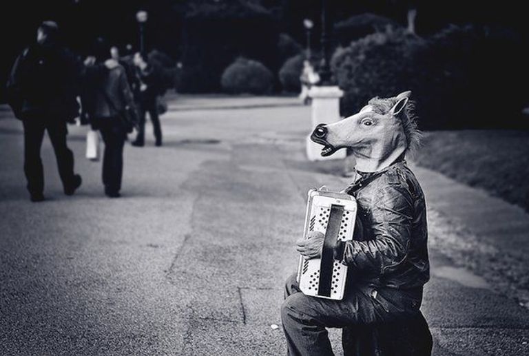 في هذه الصور نتأمل في وجوه الفلاحين والصيادين ورجال الأعمال وعمال النظافة 