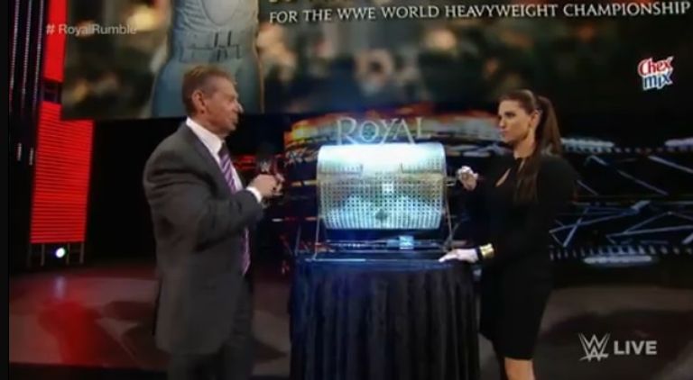 فينس ماكمان رئيس مؤسسة المصارعة الحرة العالمية الترفيهية وابنته ستيفانى