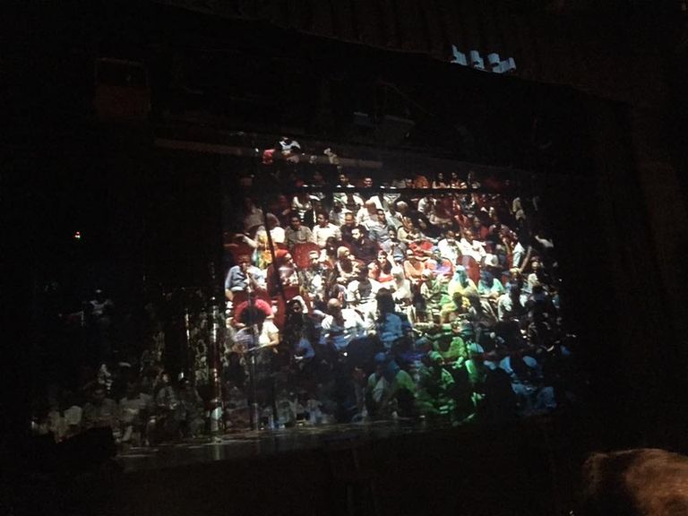 مشاهد من العرض المسرحي 