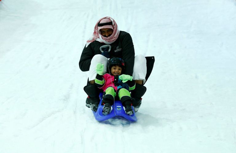 الأطفال يستمتعون بمدينة الثلج