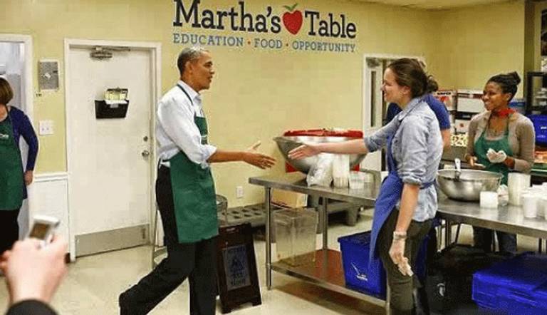 أوباما أثناء إعداده وجبات الأطفال في مطبخ جمعية “مائدة مارثا” الخيرية