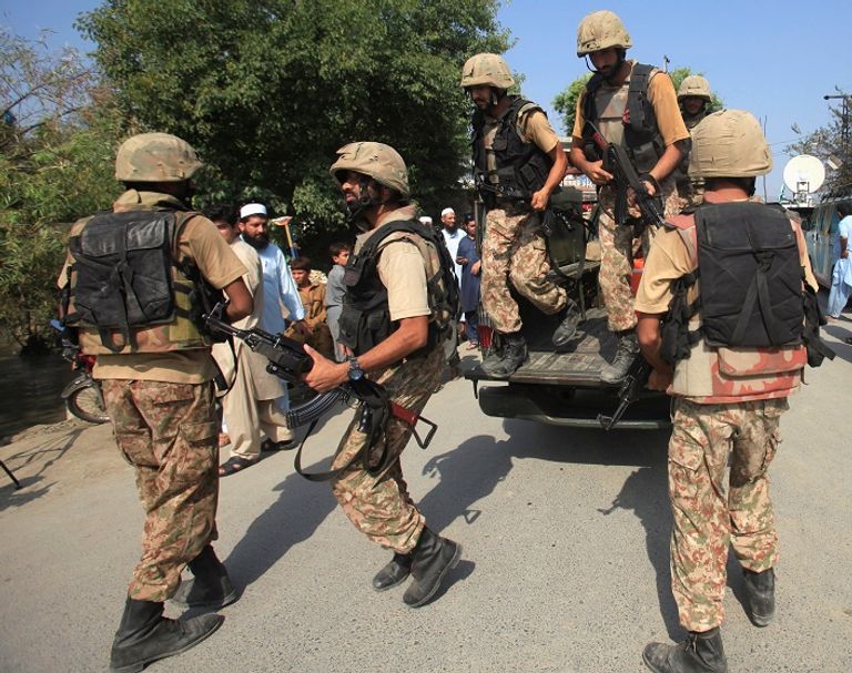 عناصر الأمن الباكستانية تنتشر حول موقع الهجوم (أ ف ب)