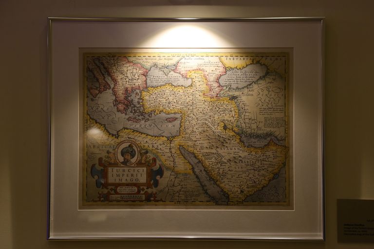 المقتنيات النادرة تنتمي إلى دول وممالك عدة مثل الدولة العثمانية، والبريطانية، والهولندية، والفرنسية، والإيطالية، والفارسية