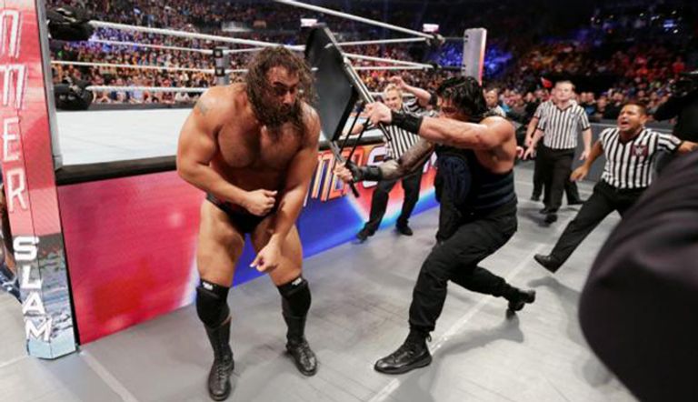 رومان رينز يضرب روسيف بكرسي حديدي والحكام خلفه