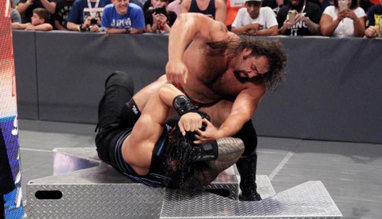 روسيف يوجه ضرباته إلى رومان رينز