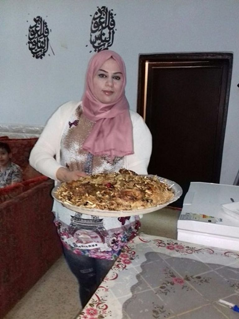 صورة سيدات يطبخن