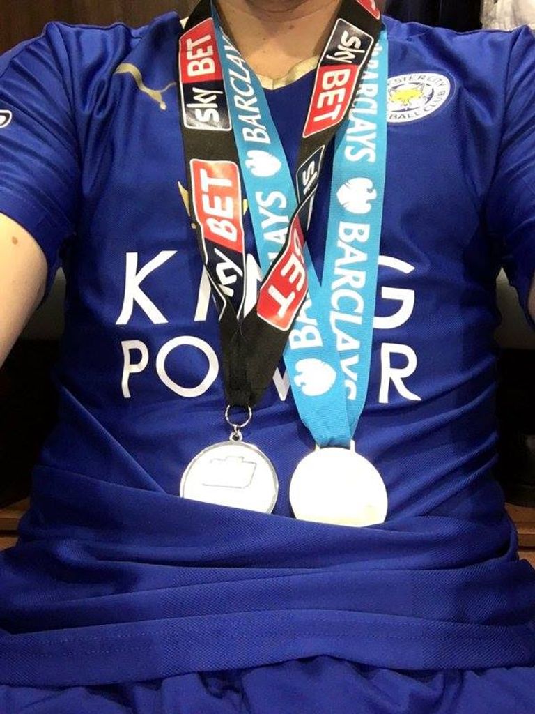 ريتشي دي لايت يرتدي ميداليتي التتويج