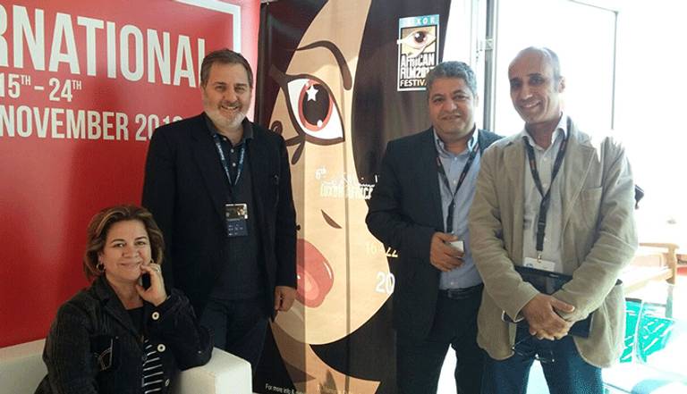 رئيس مهرجان روما أمام أفيش الدورة السادسة لمهرجان الأقصر