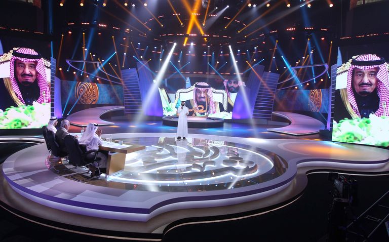 الشاعر الحاصل على أعلى مجموع درجات التحكيم والتصويت سيتم تأهيله إلى المرحلة الثانية