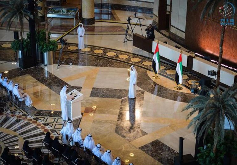 الشيخ عبد الله بن زايد يتوسط دفعة جديدة من الدبلوماسيين الإماراتيين