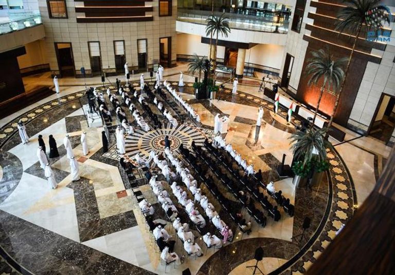 الشيخ عبد الله بن زايد يتوسط دفعة جديدة من الدبلوماسيين الإماراتيين