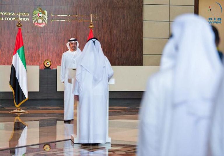 الشيخ عبد الله بن زايد يتوسط دفعة جديدة من الدبلوماسيين الإماراتيين