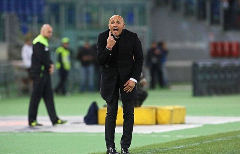 توتي يحيي الجماهير من مدرجات مباراة روما وباليرمو