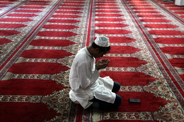 مسلم يستعد لصلاة عيد الفطر في نيقوسيا