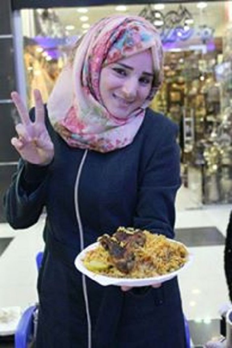 صورة سيدات يطبخن