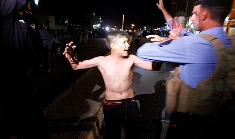 الشرطة تجرد الطفل الانتحاري من الحزام الناسف