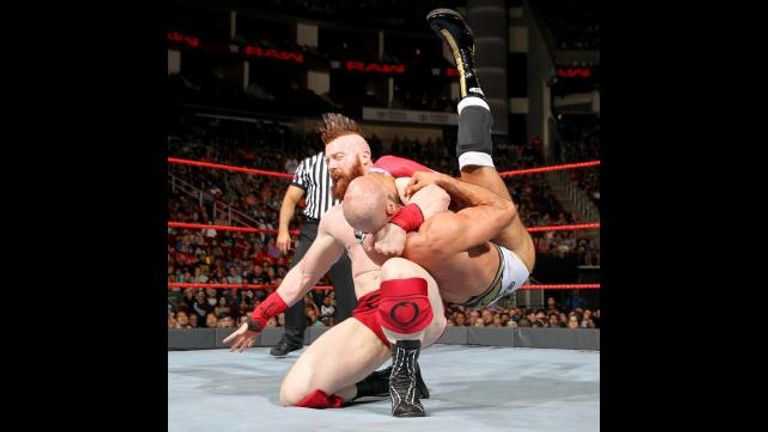 شيموس يصدم ظهر سيزارو بركبته