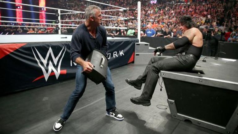 أندرتيكر يدخل الساحة