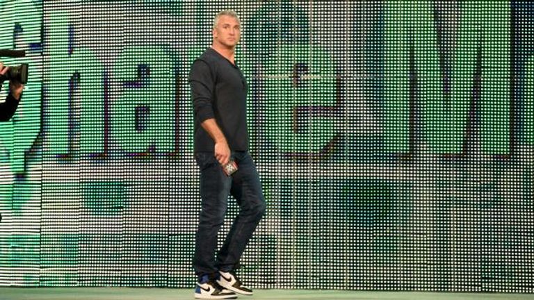 أندرتيكر يدخل الساحة