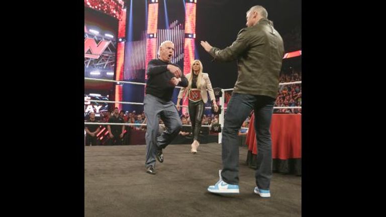 ستيفاني ماكمان تصفع ريك فلير بشدة