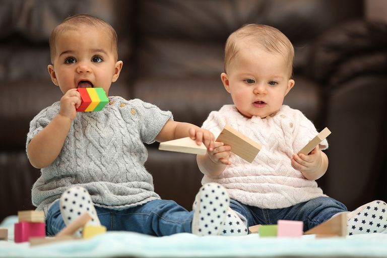 رضيعتان توأم إحداهما بيضاء والأخرى سمراء