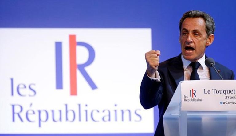 ساركوزي يقول إنه سيعدل الدستور الفرنسي ليحظر البوركيني (رويترز)