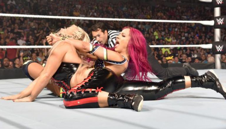 ساشا بانكس تقوم بحركة إجبار دانا بروك على الاستسلام