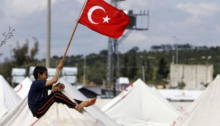 أعلام تركية فوق مقر الشرطة الرئيسي في أنقرة بعد تعرضه للهجوم خلال محاولة الانقلاب