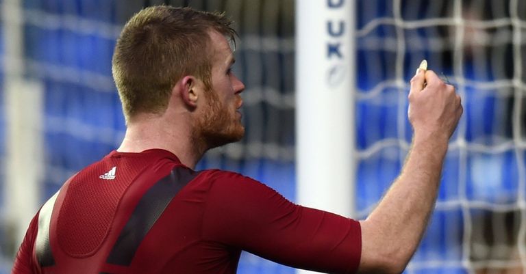 كريس برانت وهو يتناقش مع الجماهير بسبب العملة