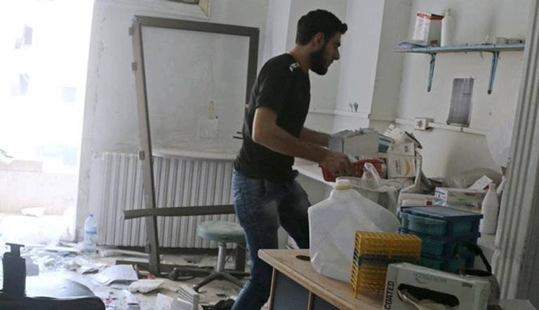 أنقاض مبنى دمر بفعل ضربات جوية على حلب