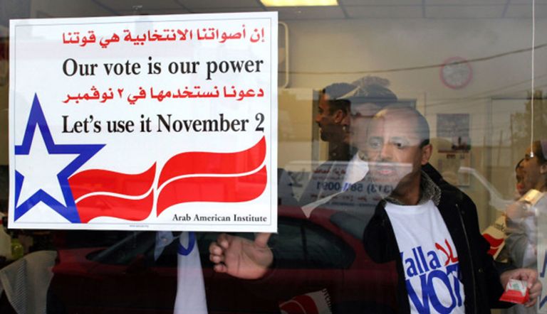 صورة لأحد مراكز الإنتخاب الأمريكية وضع عليها لافتة باللغة العربية