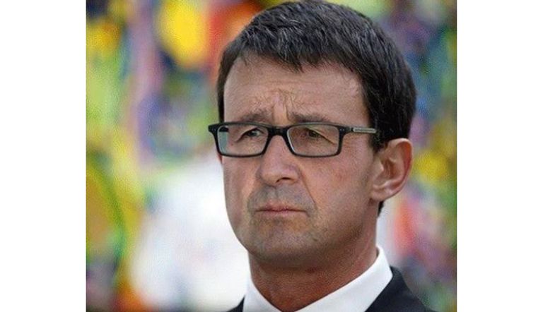 صورة ساخرة من تصفيف شعر هولاند