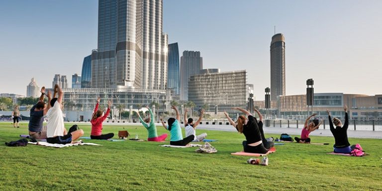 جلسة يوغا في حديقة برج خليفة