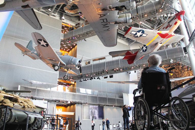 السيدة نورما تقود مركبًا