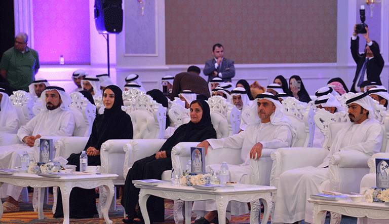 سيف بن زايد وخليفة بن طحنون والقاسمي والمزروعي اوالشعفار وعدد من الحضور اثناء الحفل