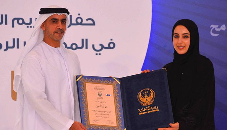 سيف بن زايد يكرم شما المزروعي